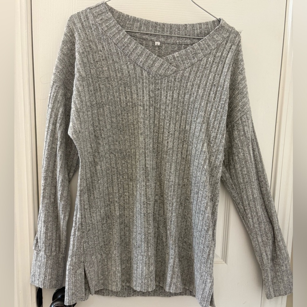 Gray Ribbed V-Neck Sweater ✅3/$15